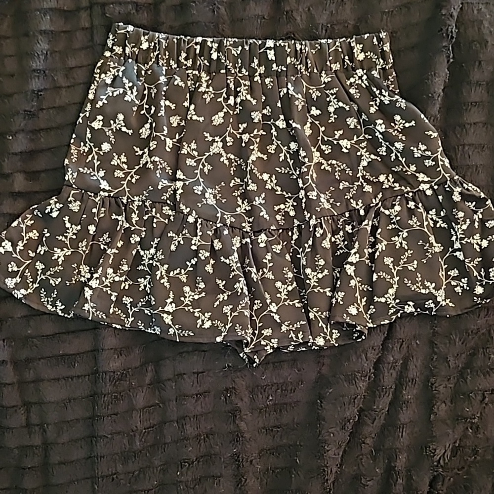 F21 SM Black and White Floral Ruffle Skort - Picture 7 of 7